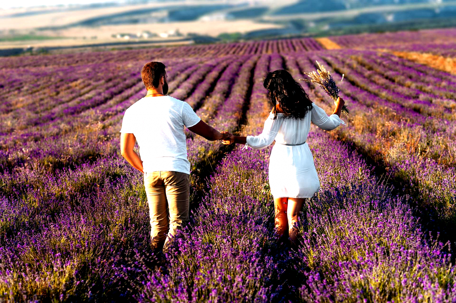 Двое девчонок бегут. Счастливая семья в поле. Поля и их друзья. Семья в поле. Друзья бегут по полю.